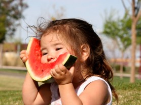 enfant mangeant une pastèque
